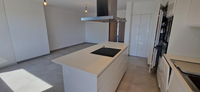 Volledig vernieuwd APPARTEMENT op de 4de verdieping met 2 slaapkamers, ondergrondse kelder en garage in het hoofdgebouw foto 11