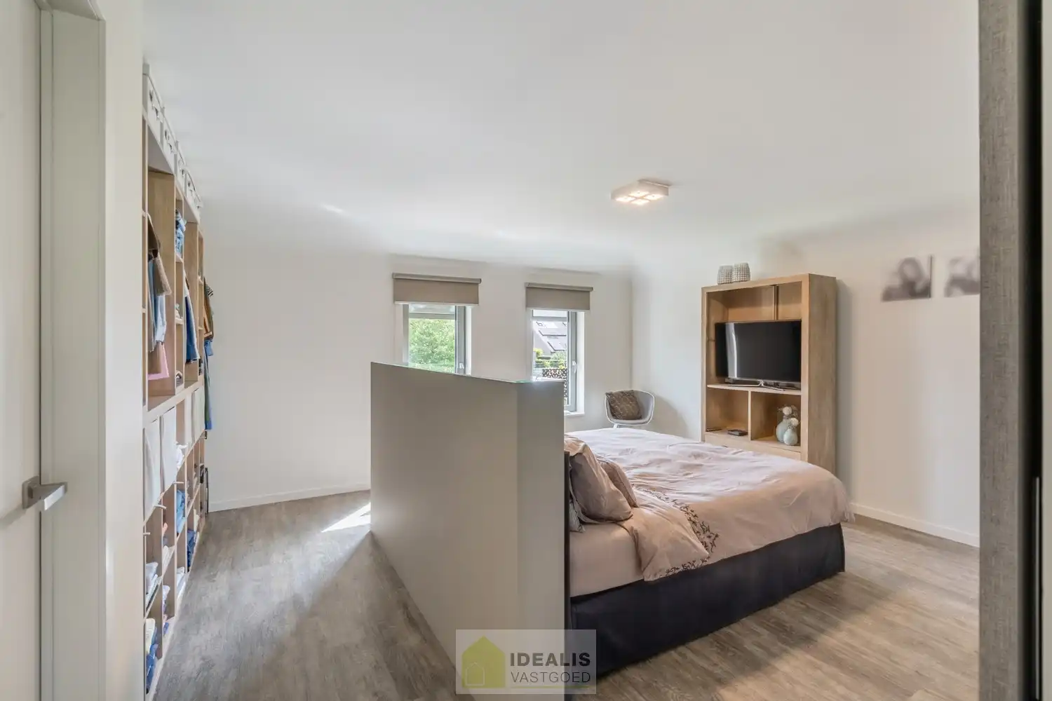 IDEALIS VASTGOED – ROYALE, INSTAPKLARE EN PERFECT ONDERHOUDEN GEZINSWONING DEWELKE OP EEN ELEGANTE MANIER WERD AANGEPAST AAN MINDERVALIDEN OP EEN RUIM EN RUSTIG PERCEEL VAN 11A 55CA foto 17