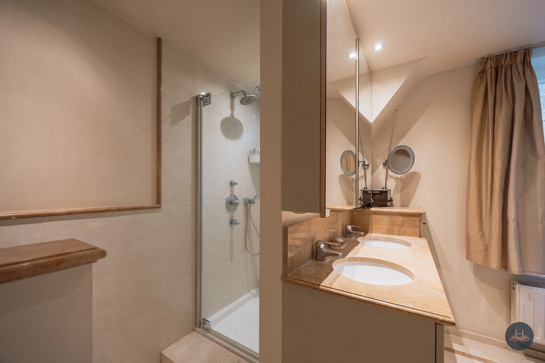 Riant landhuis met zwembad op ruim perceel in rustige wijk foto 24