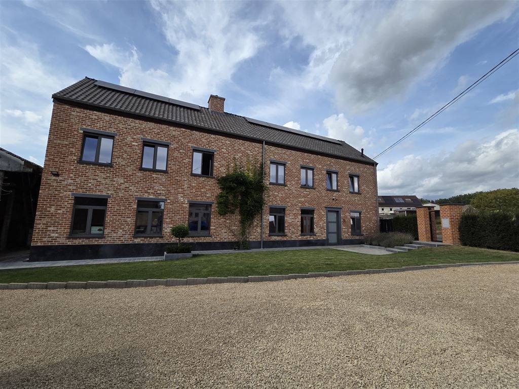 Mooie gerenoveerde energiezuinige  open bebouwing met hangaar en bijgebouwen foto 2