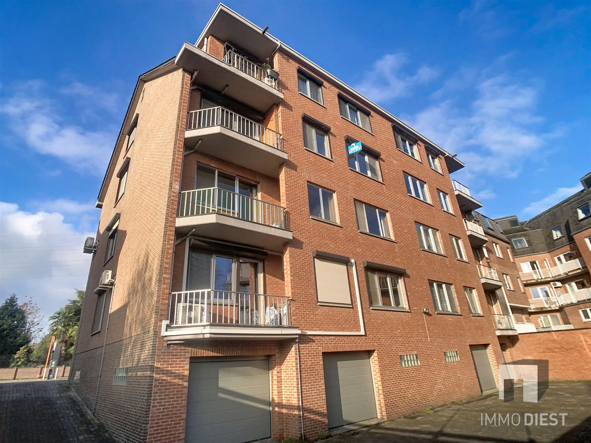 Uniek appartement (100 m²) met 3 slaapkamers, dubbele garage, lift en kelder op een toplocatie in Leuven! foto {{pictureIndex}}