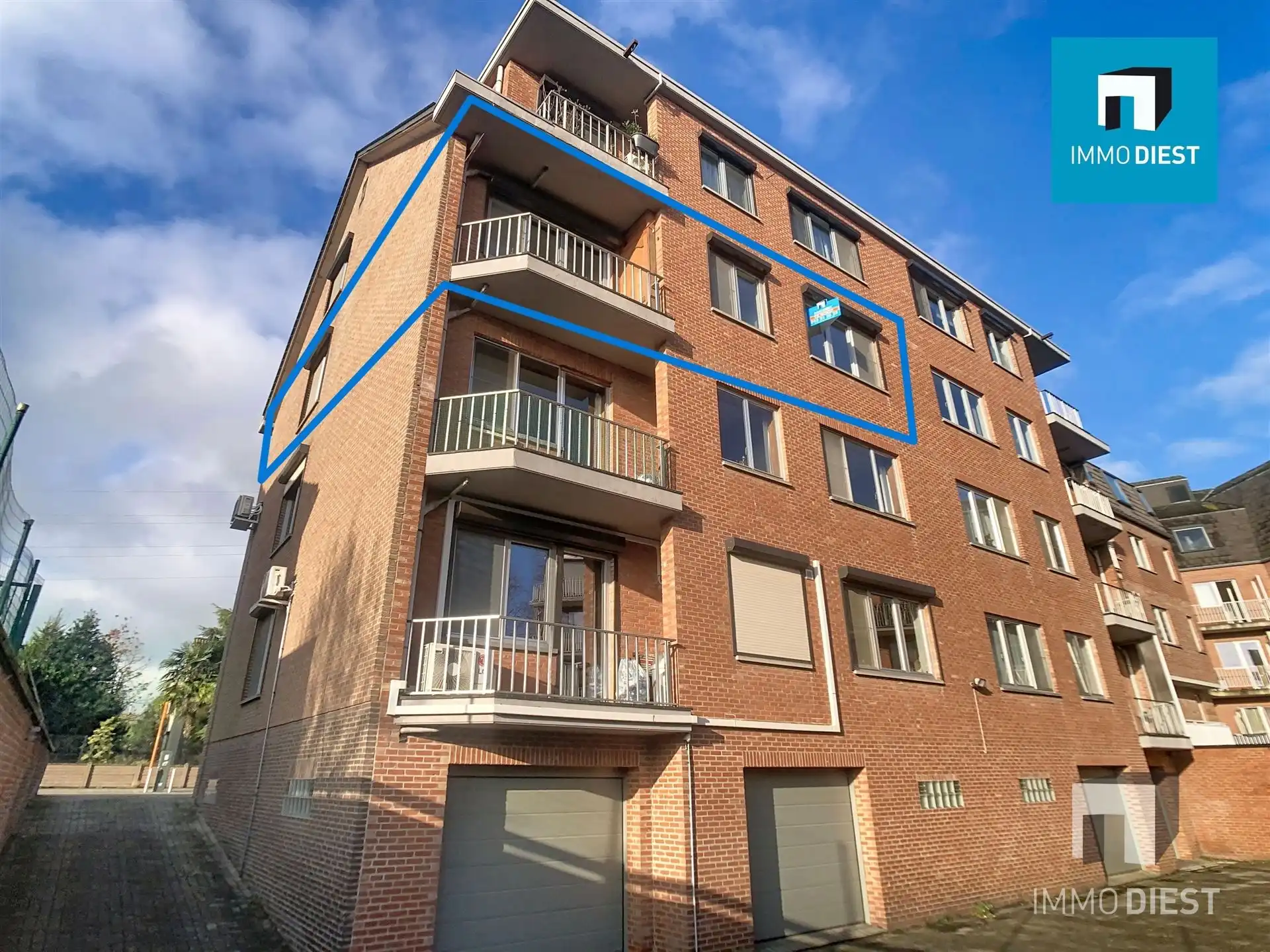 Uniek appartement (100 m²) met 3 slaapkamers, dubbele garage, lift en kelder op een toplocatie in Leuven! foto {{pictureIndex}}