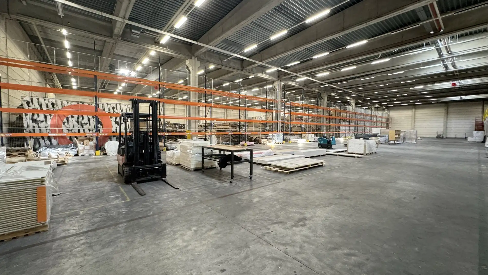 Loods met kantoor te huur nabij E19 in Mechelen foto 9