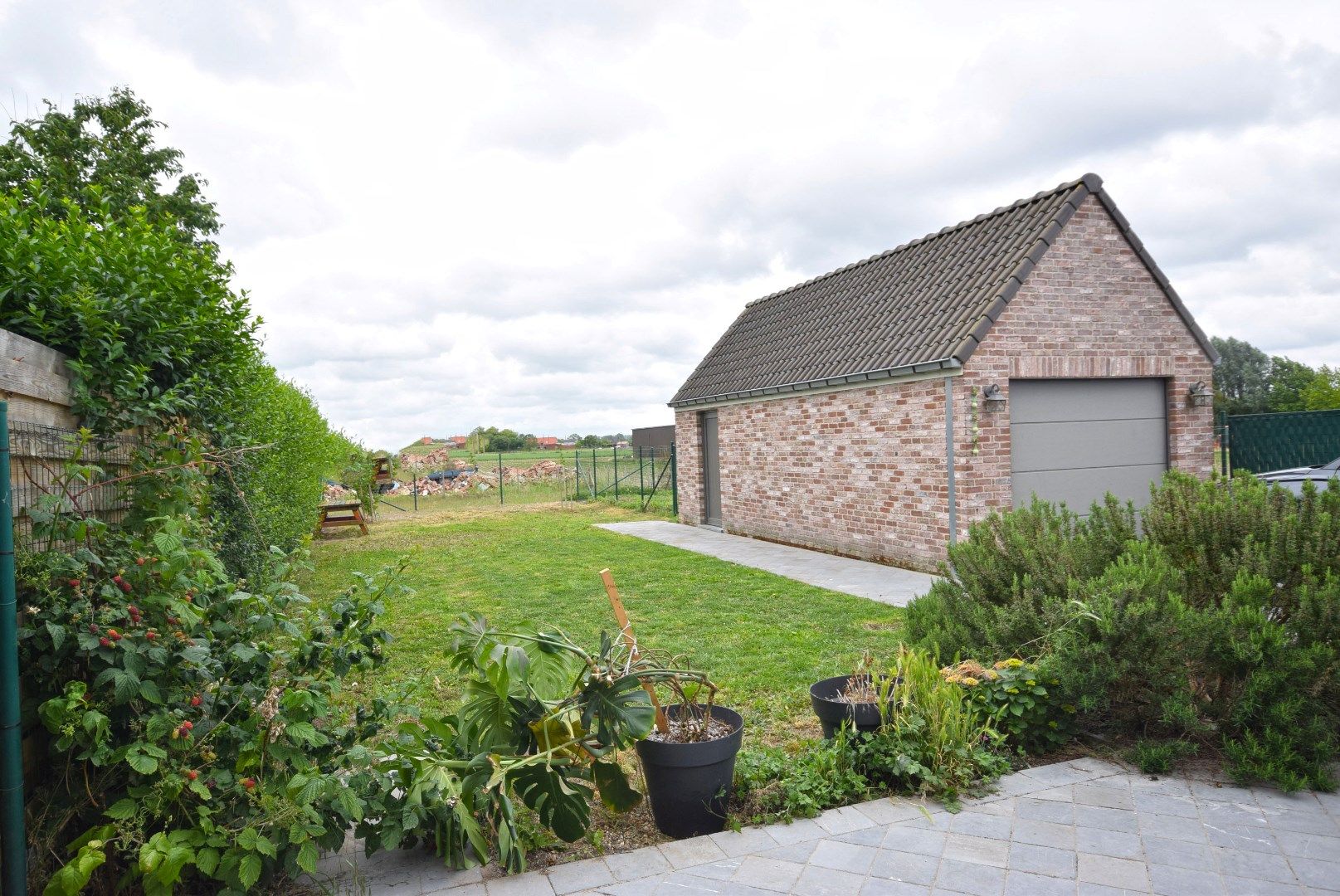 Halfopen bebouwing in landelijke stijl met ruime garage en tuin met groot terras foto 14
