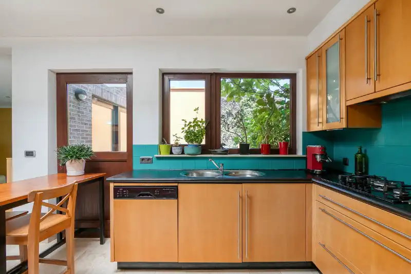 VERZORGDE INSTAPKLARE RIJWONING MET GARAGE EN GEZELLIGE TUIN foto 8