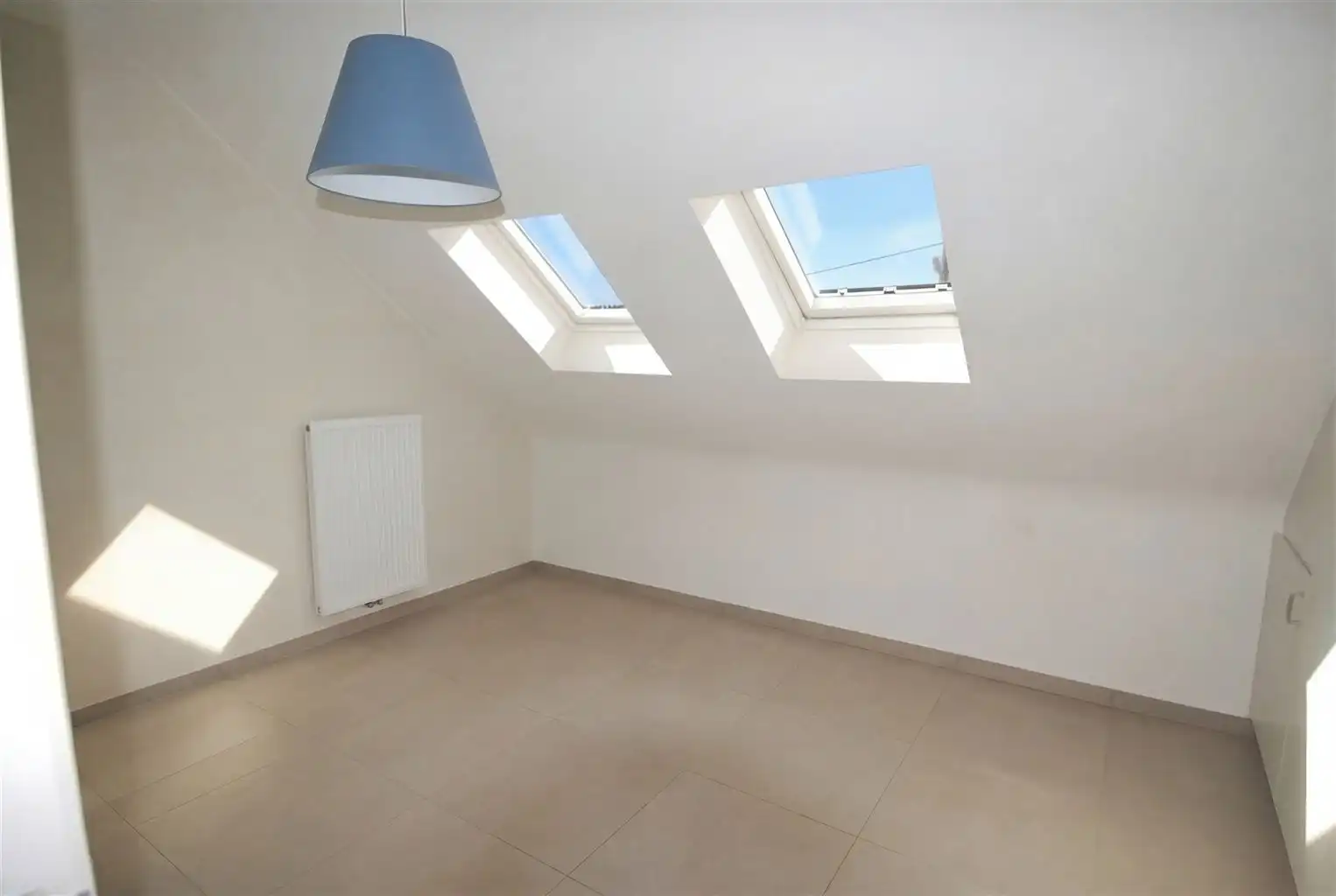 Duplex-appartement met 2 slaapkamers en bureau, terras, autostaanplaats en kelderberging. foto 8