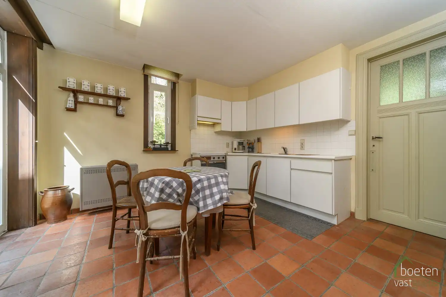 ALVERINGEM: Karaktervolle herenwoning uit het interbellum (jaren 30) met authentieke geveldetails en een warm landelijk interieur op 3.253 m² totale grondopp. foto 12