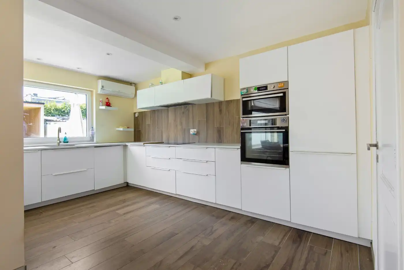 Toffe gerenoveerde woning met 3 slpk., west-tuin en ruime oprit foto 5