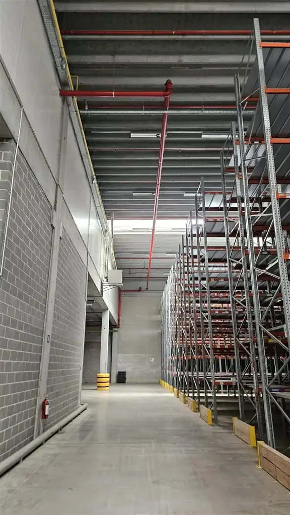 Magazijn met laadkades en kantoren foto 10