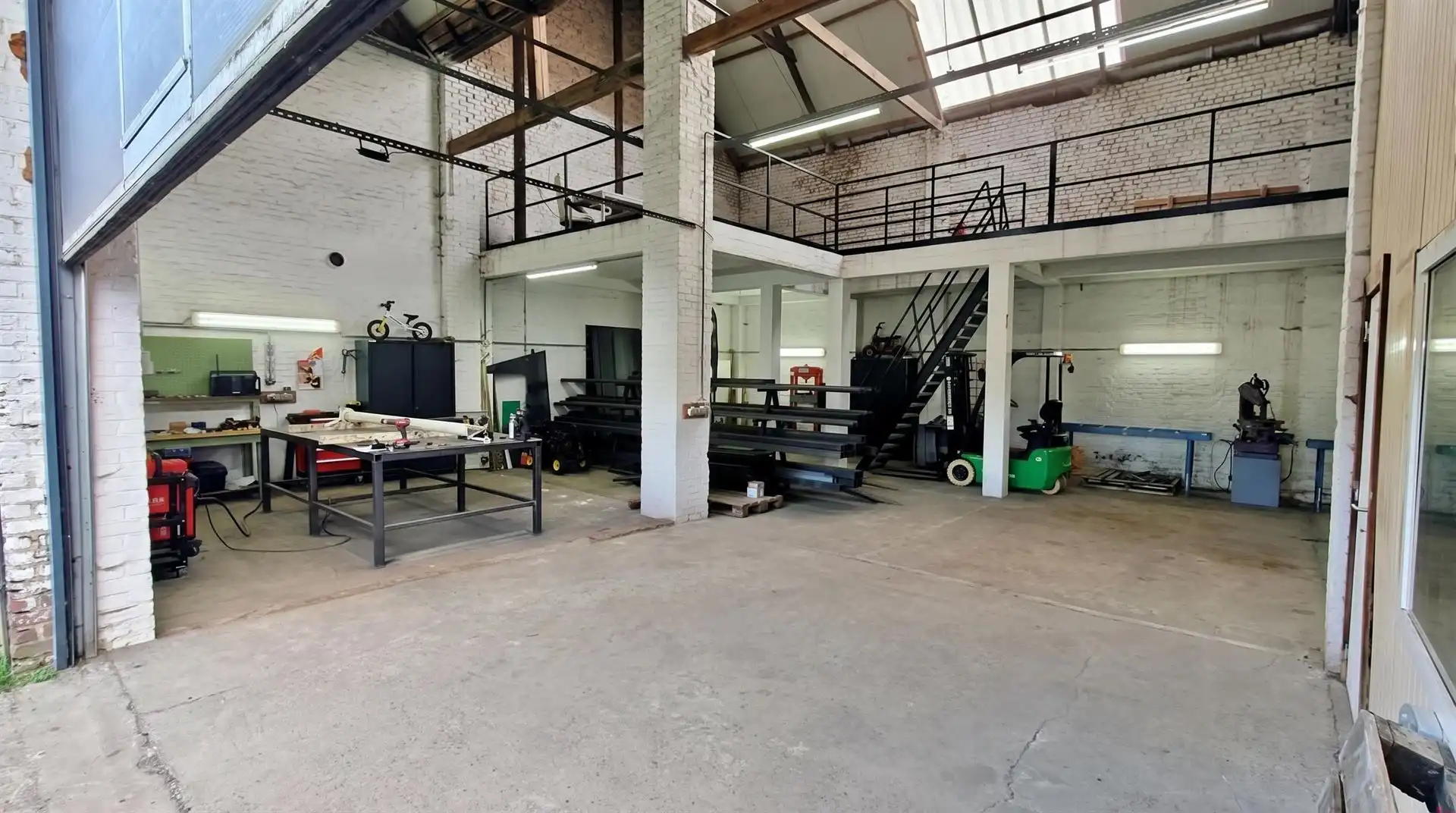 Goed gelegen magazijn/loods te Kortrijk foto 2