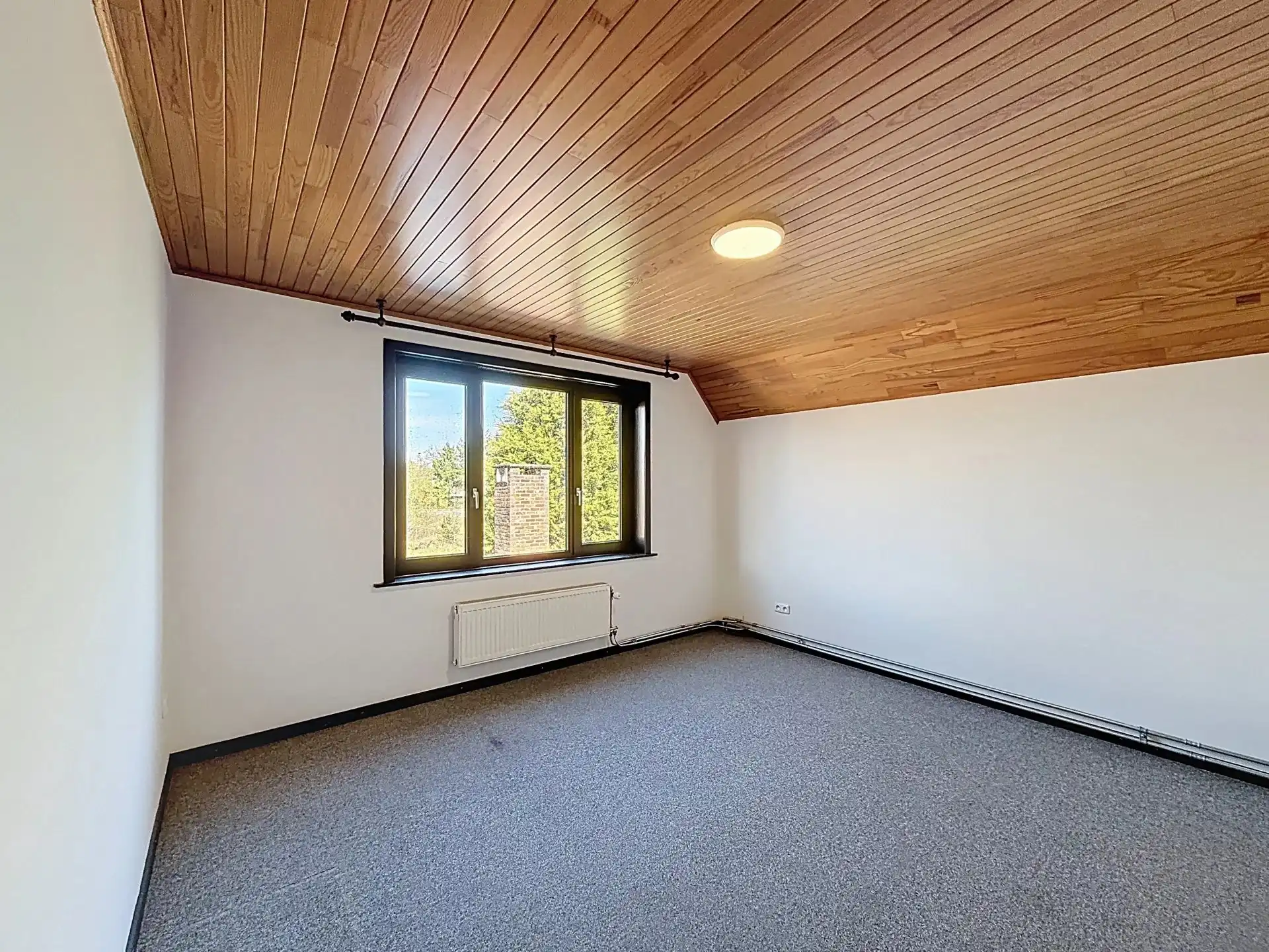 Zeer ruime en verzorgde woning met 5 slaapkamers en 2 badkamers op een groot perceel foto 24