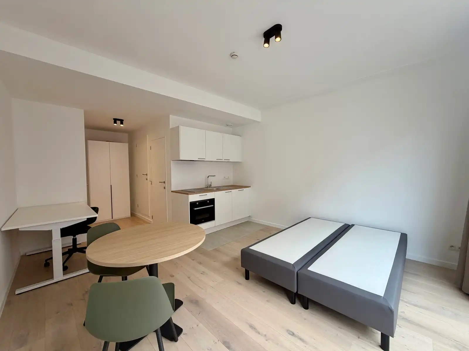 Lichtrijke studentenkamer met eigen badkamer op toplocatie foto 2
