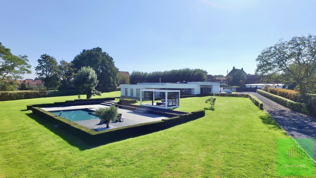 Exclusieve Villa in Heuvelland met Adembenemend Uitzicht op de Kemmelberg foto {{pictureIndex}}