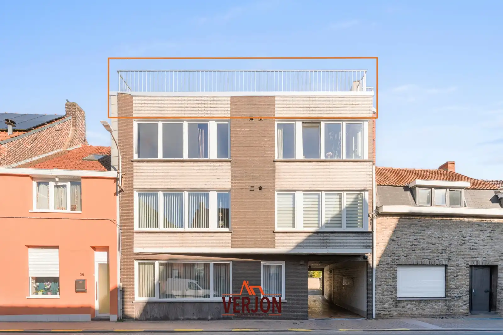 Instapklaar appartement met twee ruime terrassen! foto {{pictureIndex}}