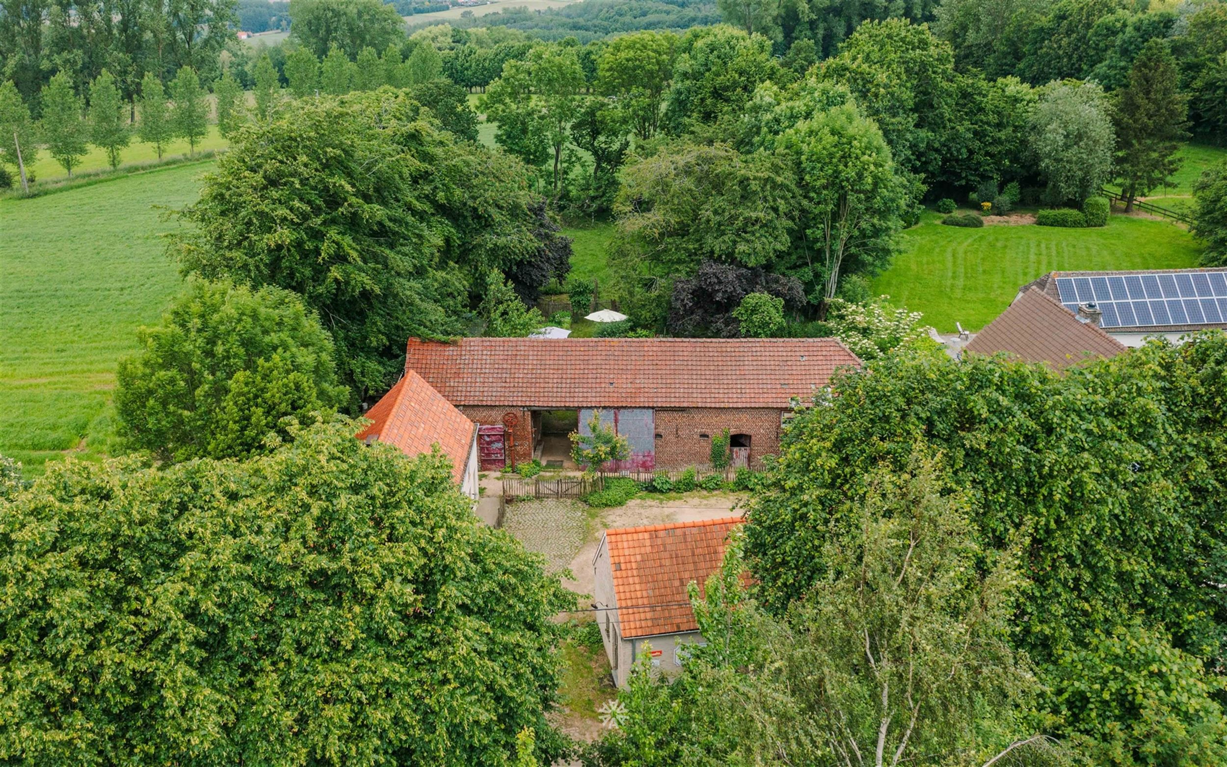 uniek gelegen vierkantshoeve in Schorisse foto 1