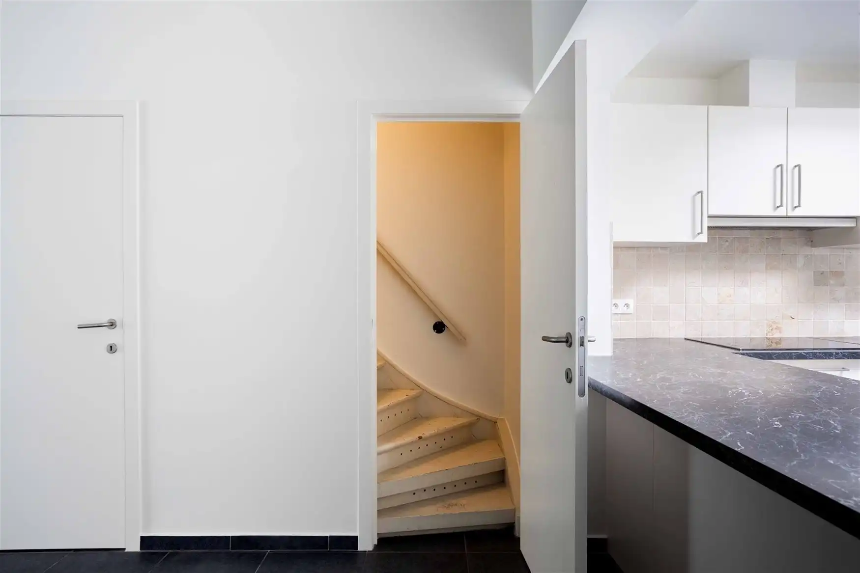 Instapklare woning met 4 kamers en koer in Gent foto 16