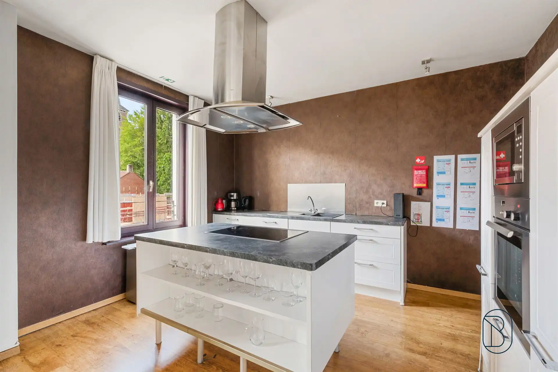 Handelspand + 2 gerenoveerde appartementen hartje Kortrijk foto 8