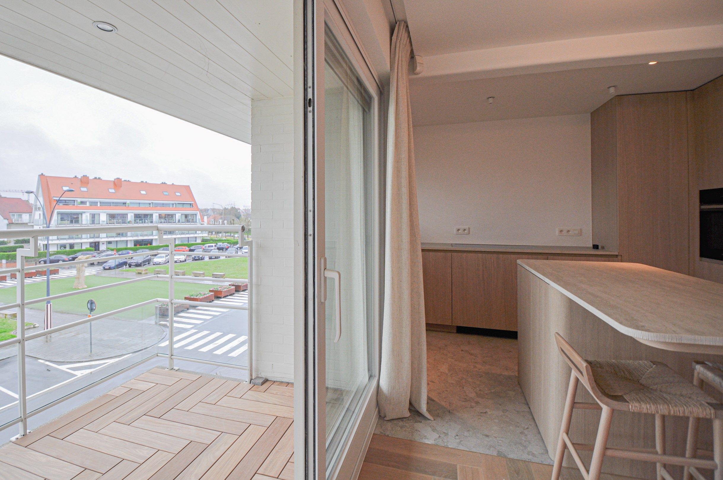 Lichtrijk volledig gerenoveerd appartement met een prachtig open zicht gelegen in een standingvolle villaresidentie. foto 9