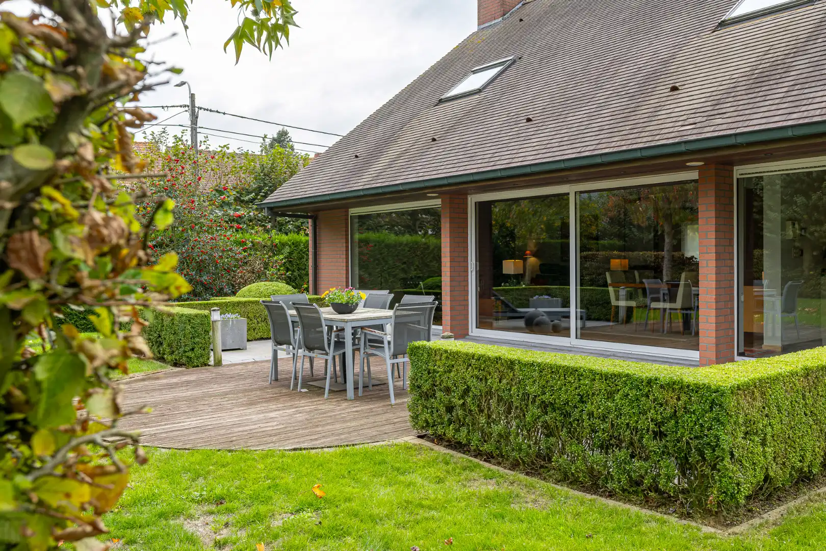 Ruime, instapklare villa met 4 slaapkamers, dubbele garage, burearuimte en aangelegde tuin op ideale ligging in Menen.  foto 24