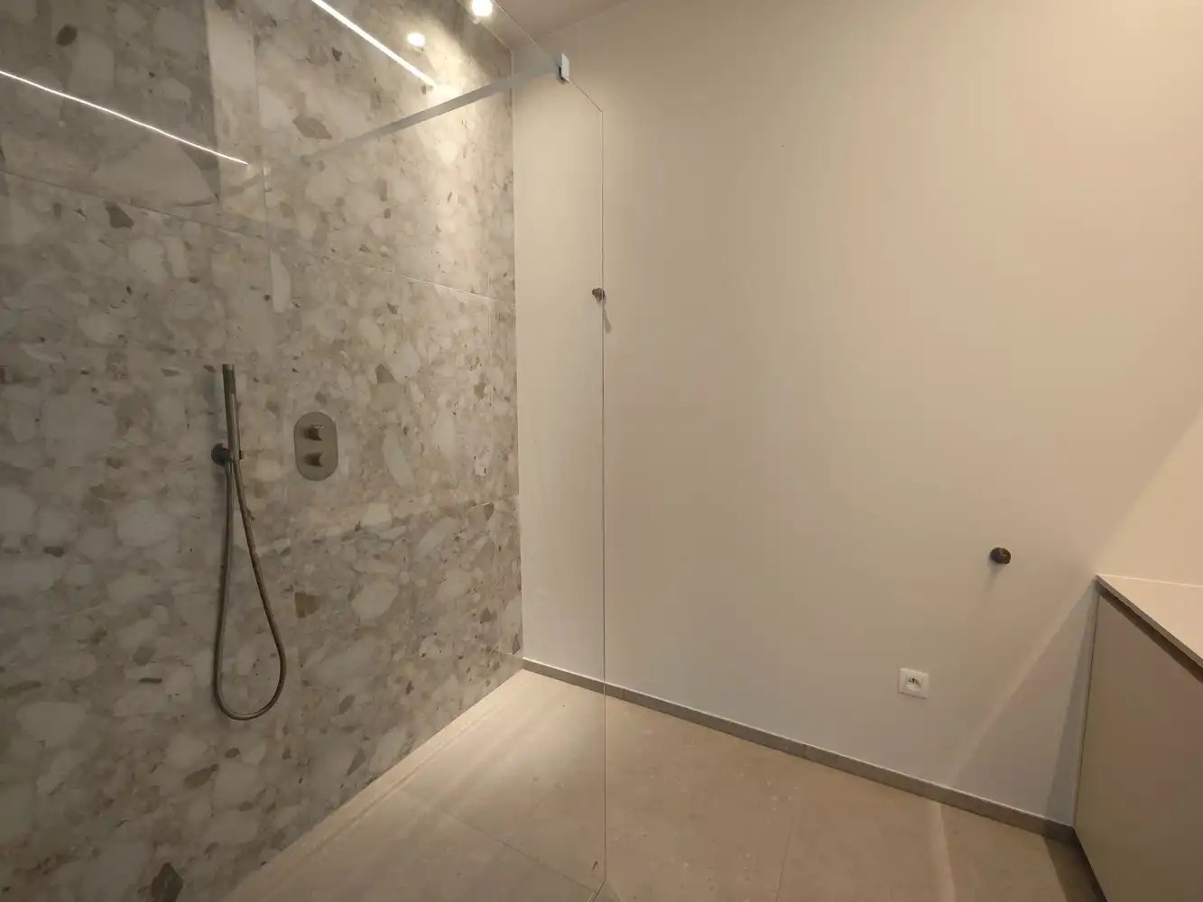 High-end nieuwbouw-appartement met ruim terras, privétuintje, parking en ruime buitenberging foto 14