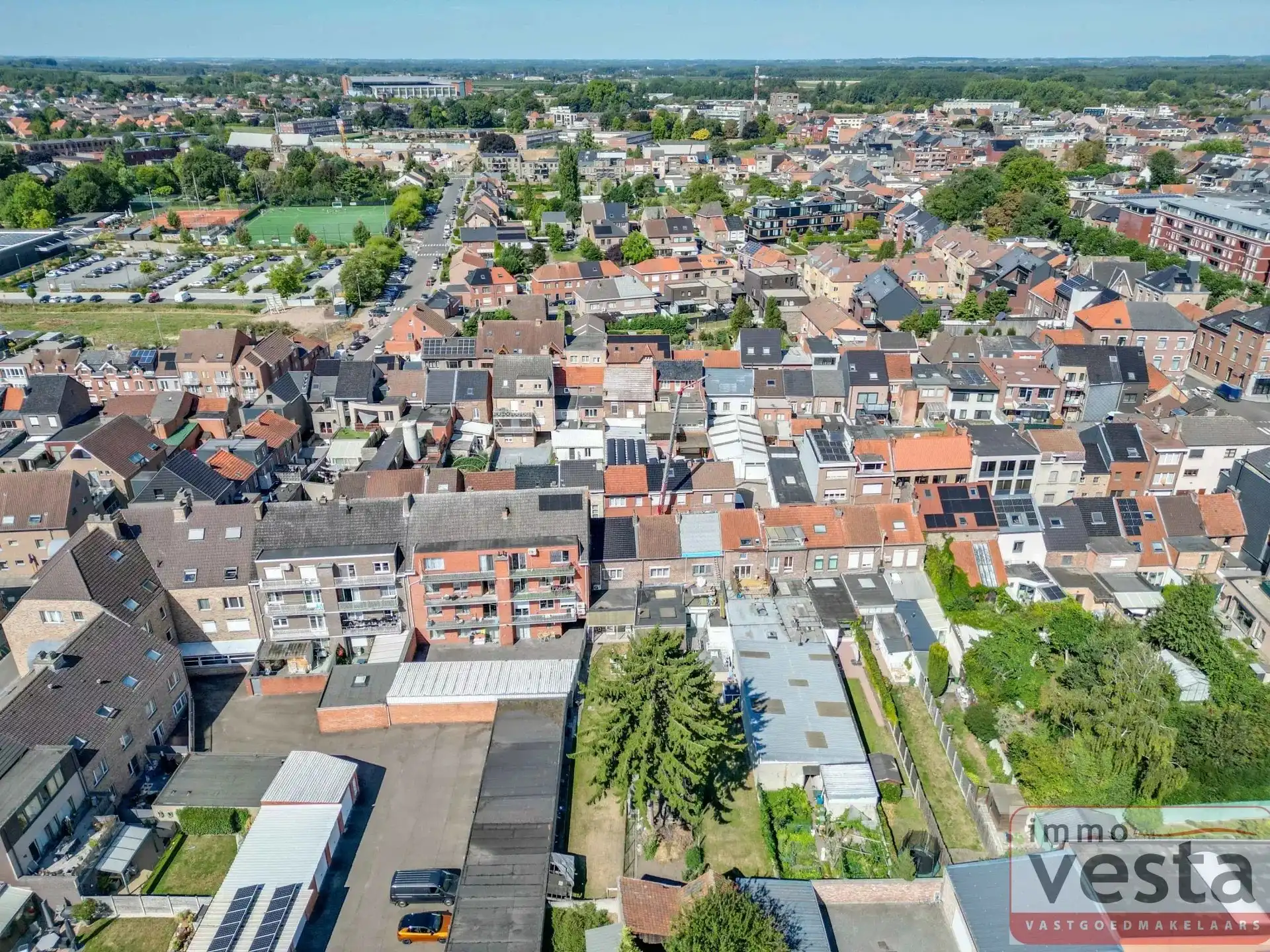 Ruime, te renoveren stadswoning met grote tuin foto 21
