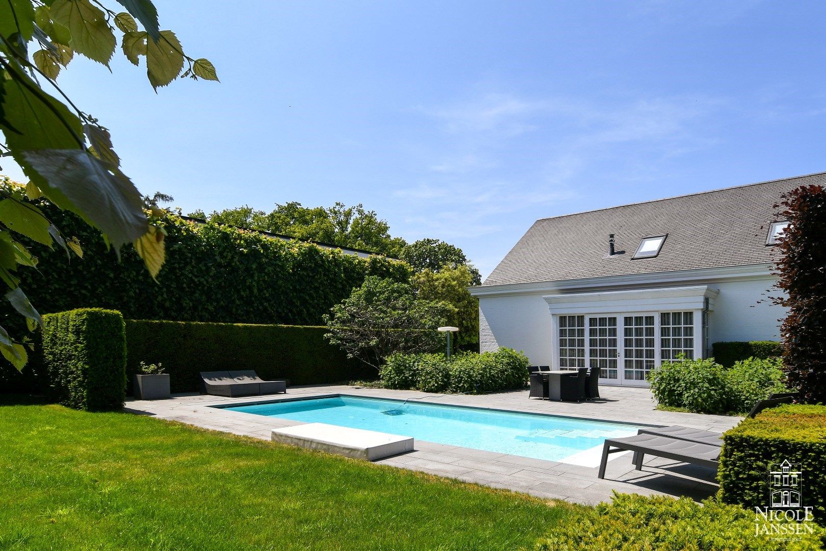 Luxueus en ruim ingedeeld landhuis met naastliggend garagegebouw met appartement foto 41