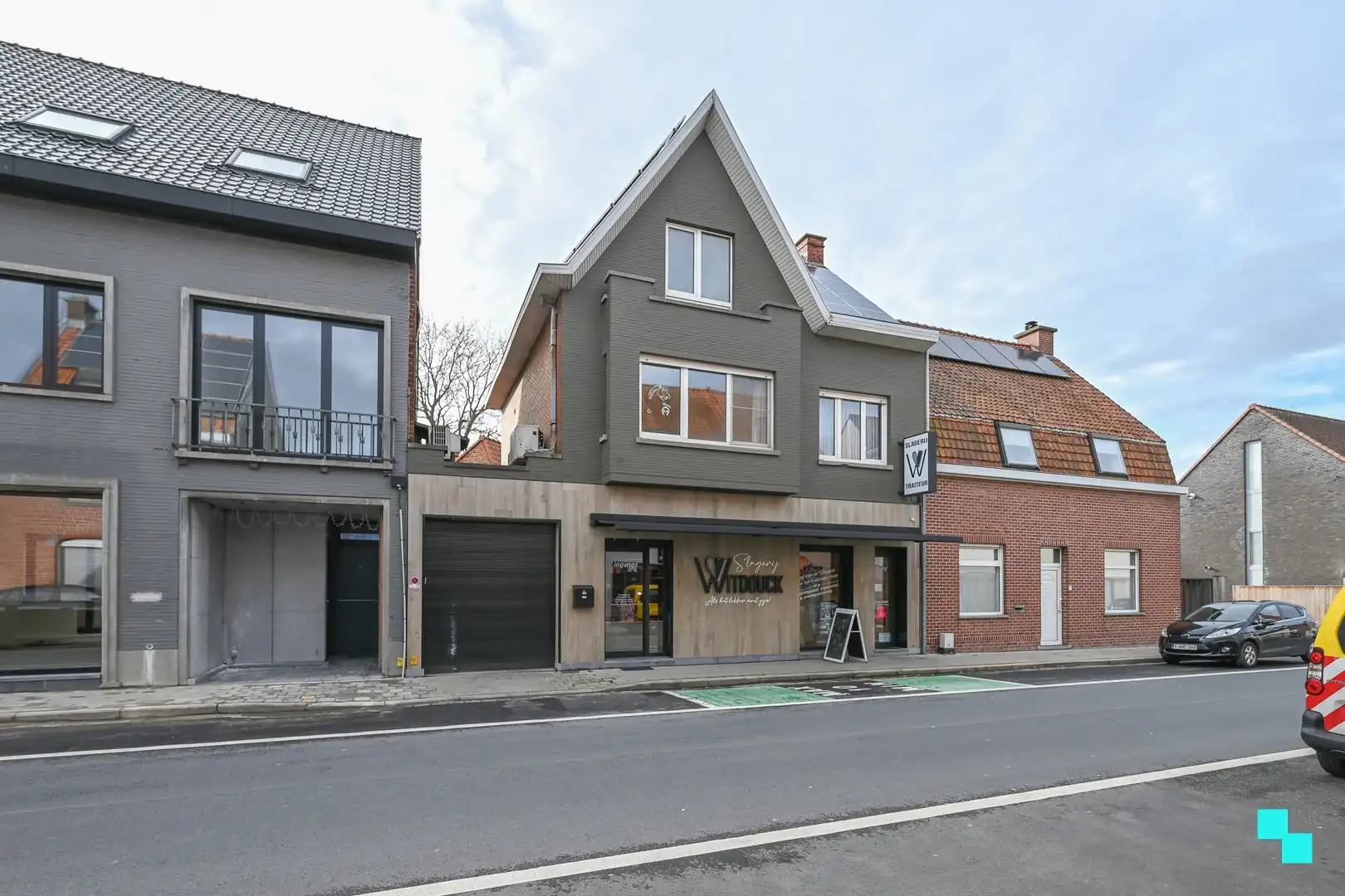 Instapklare slagerij met woonst te Sint-Eloois-Winkel (Ledegem) foto {{pictureIndex}}