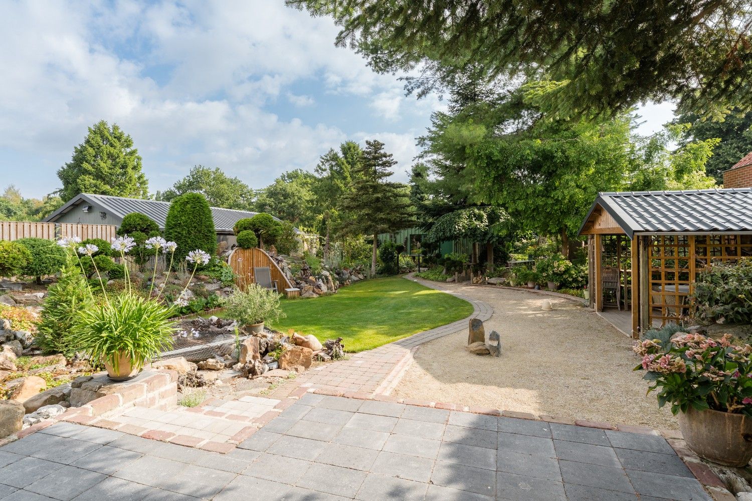 Instapklare gezinswoning met veranda en prachtige tuin foto 23