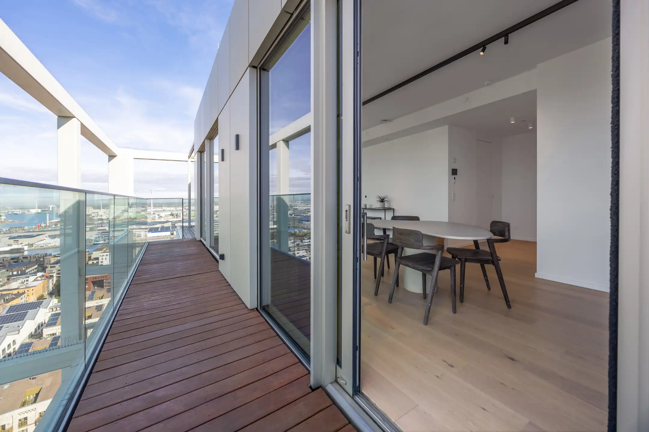Stijlvol penthouse met panoramisch zicht op stad en haven foto 12