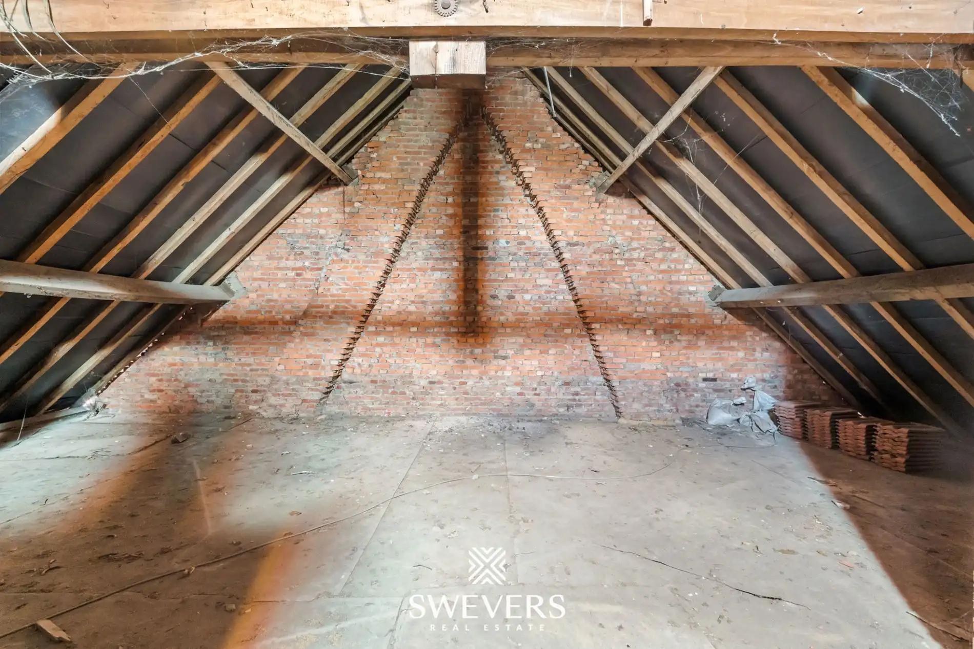 Ruim renovatieproject met 203 m² woonruimte en 4 garages centrum Beringen  foto 23