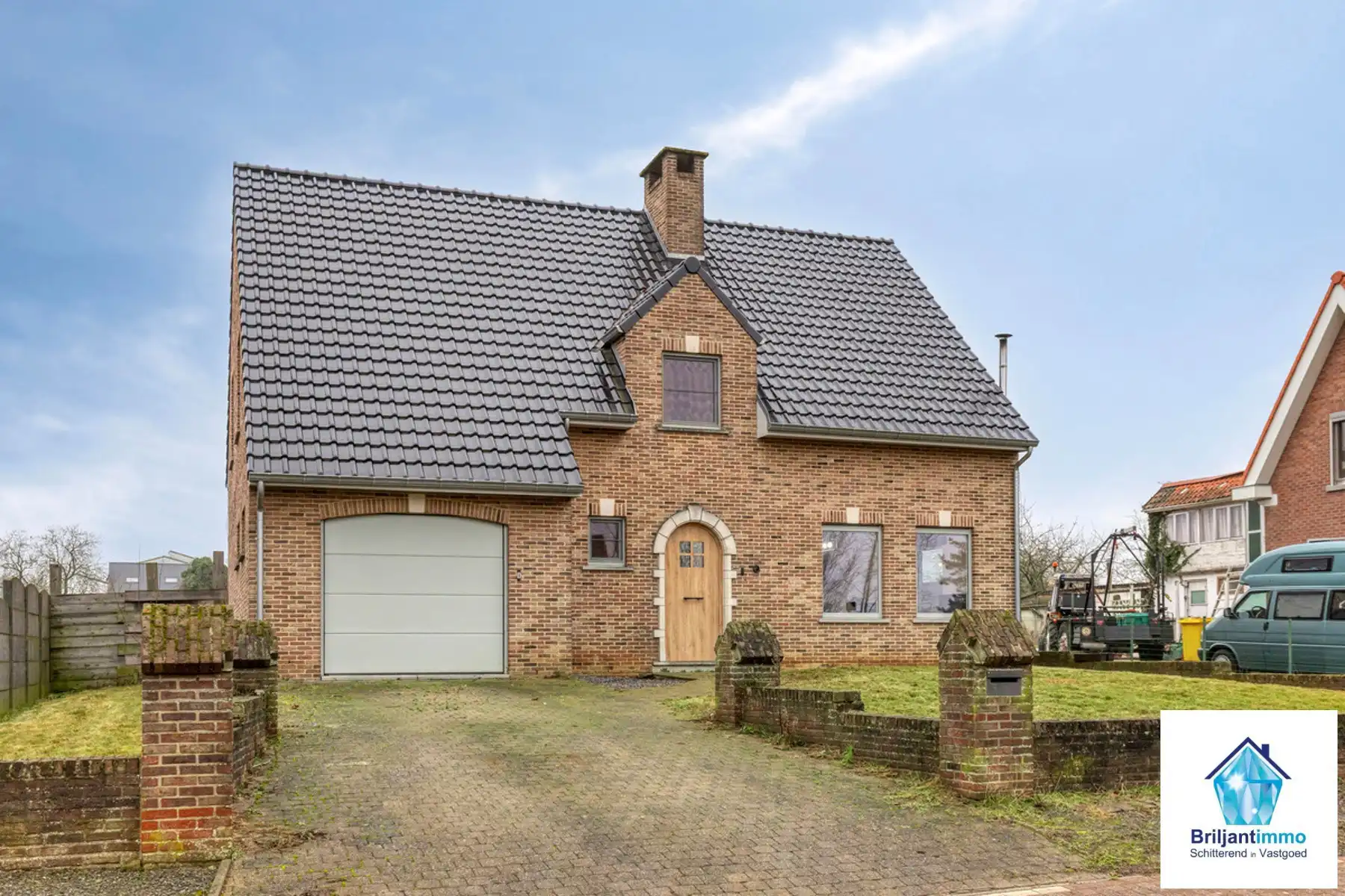 Open bebouwing met 3 slp, garage en tuin in rustige buurt foto {{pictureIndex}}