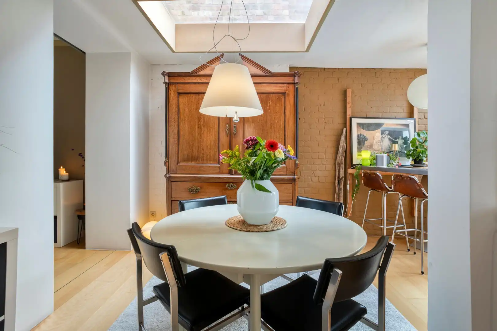 Bijzonder charmante en karaktervolle gerenoveerde woning met 4 slaapkamers, diepe tuin en handelsmogelijkheid foto 3