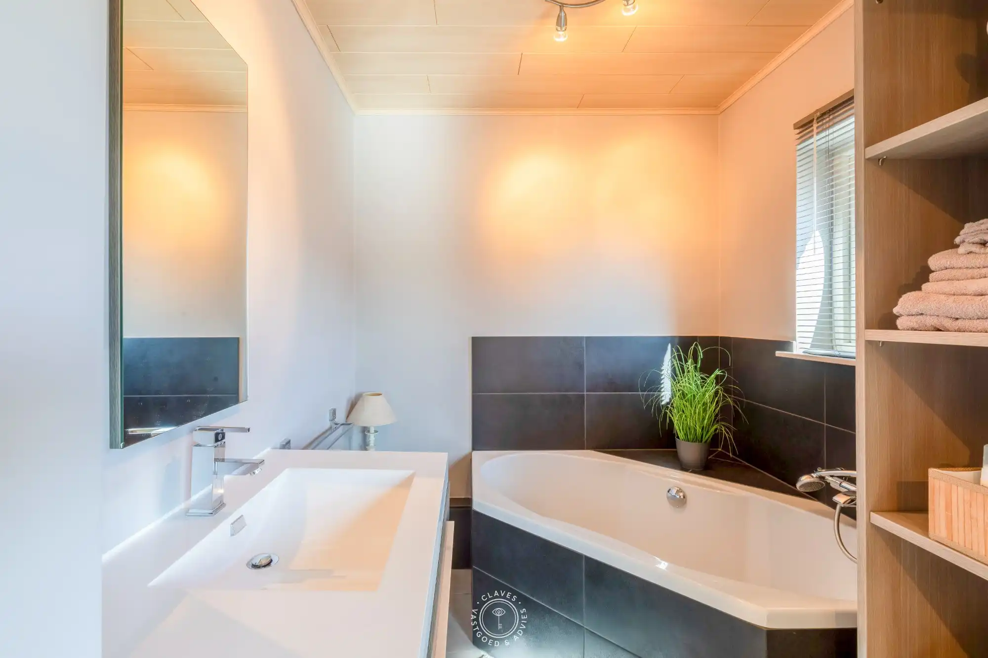 Vernieuwde halfopen bebouwing met 3 slaapkamers en prachtige tuin foto 21