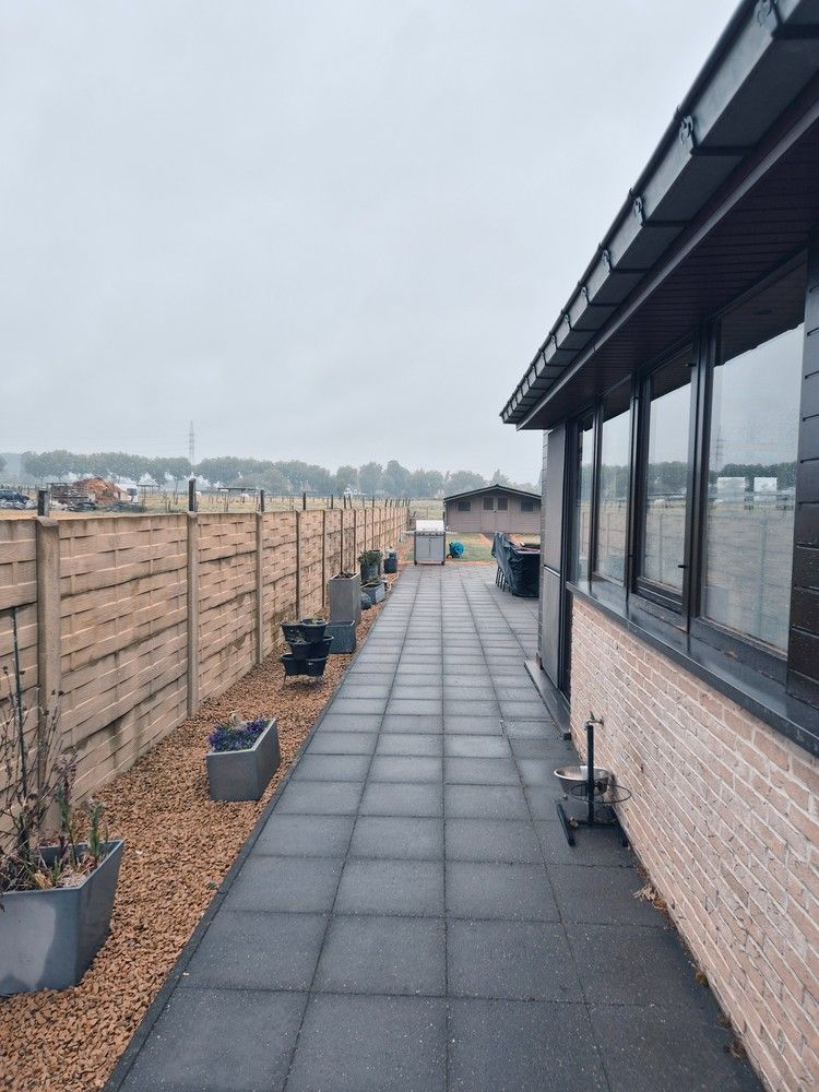 Prachtige villa uit de jaren 90 met drie slaapkamers en grote tuin! foto 3