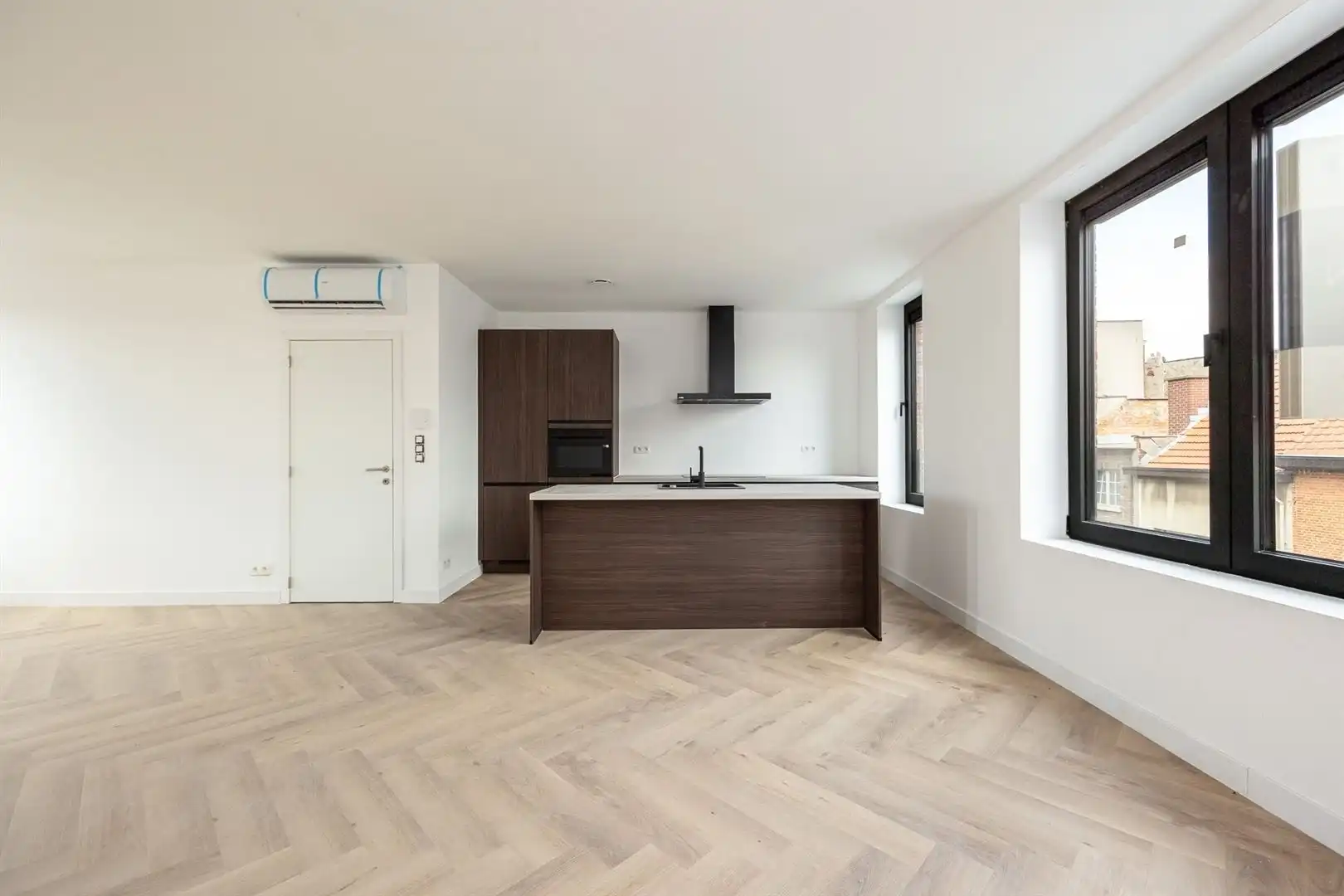 Lichtrijk renovatie appartement met 2 slaapkamers op toplocatie in Merksem foto 2