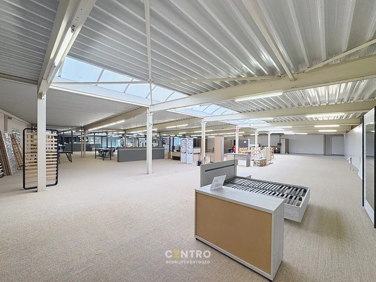 instapklare BAANWINKEL/HANDELSPAND met ruime, private parkeergelegenheid voor de deur. Grondopp.: 3.961m² foto 12