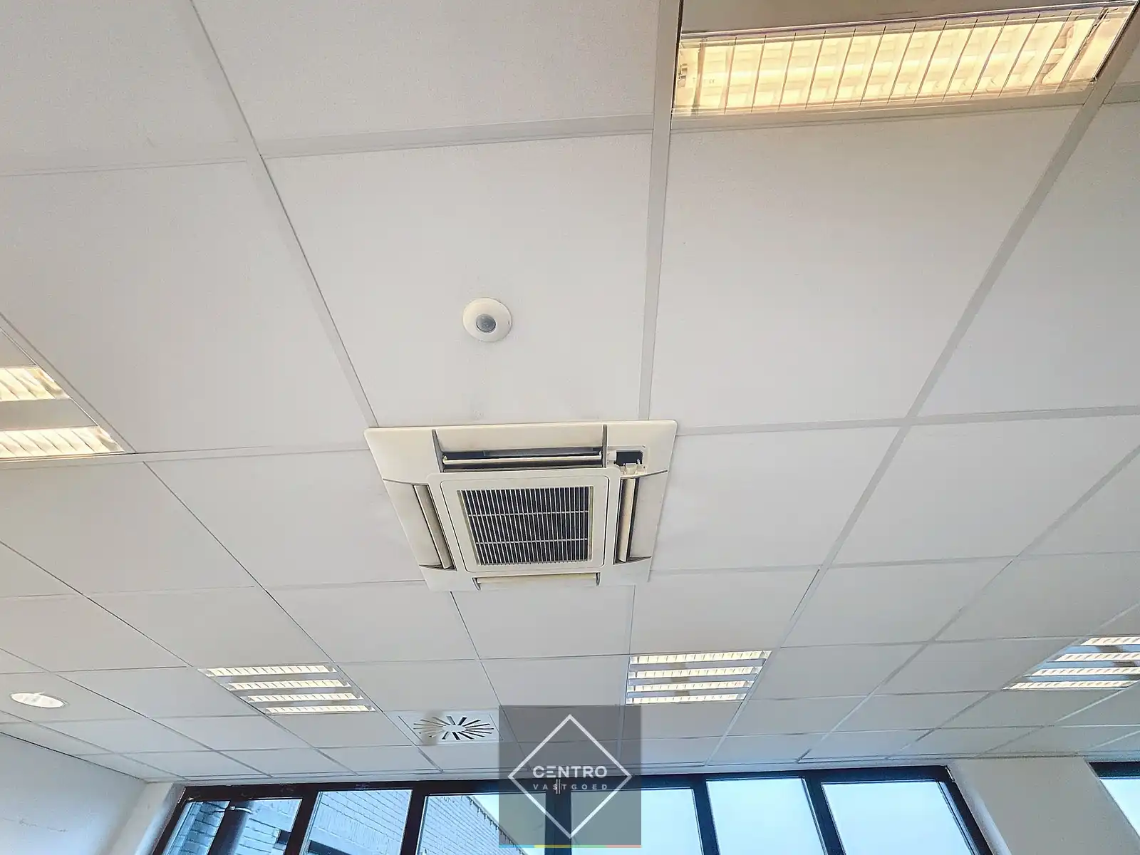 Instapklare en energiezuinige KANTOORRUIMTE (2 x 90m²) TE KOOP met 3 private parkeerplaatsen voor de deur. foto 9