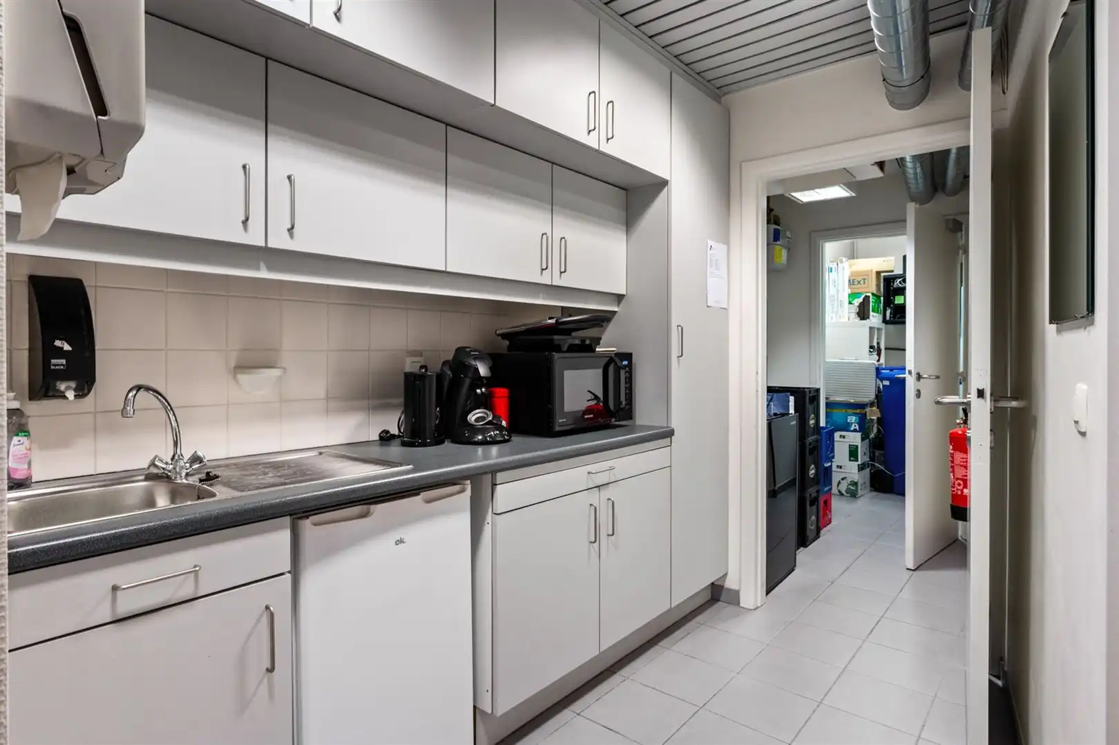 Instapklaar kantoor langs bruisende Lambrechtshoekenlaan. foto 9