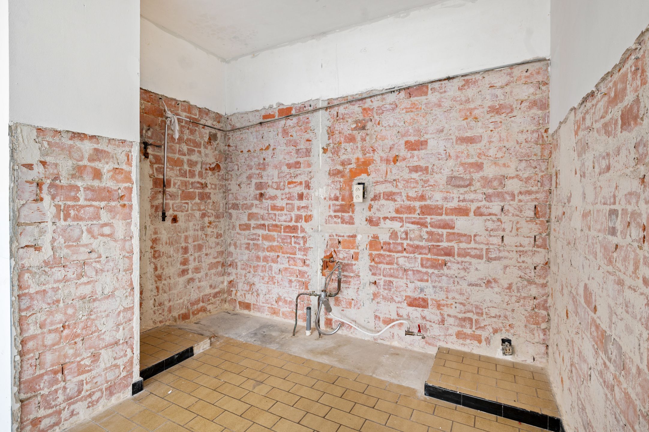 Centraal wonen met potentieel in hartje Putte-Kapellen. foto 7