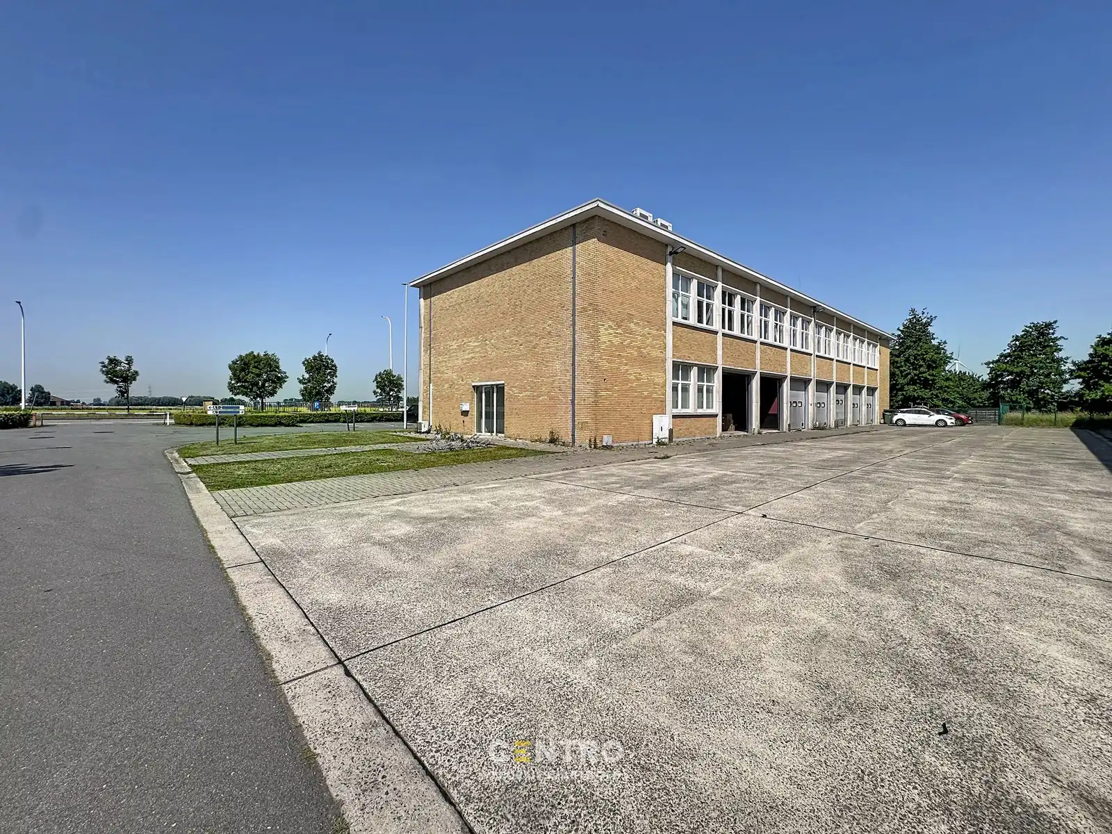 Instapklare opslagruimte (2 sectionaalpoorten) met kantoor! foto 6