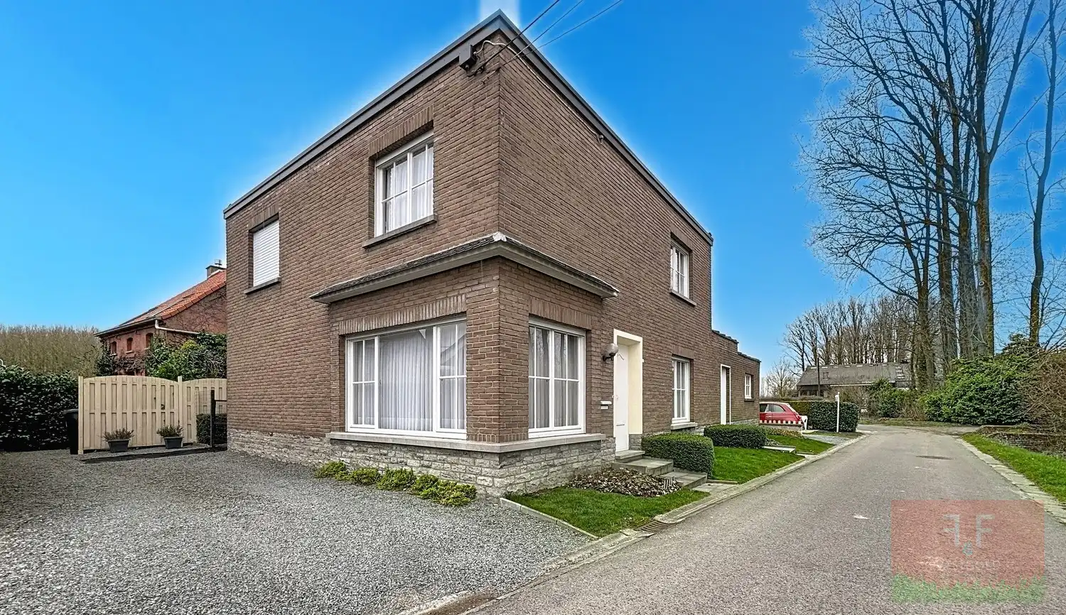 Hoofdfoto van de publicatie: Open gezinswoning met ruime slaapkamers, garage en open tuin te Vlierzele