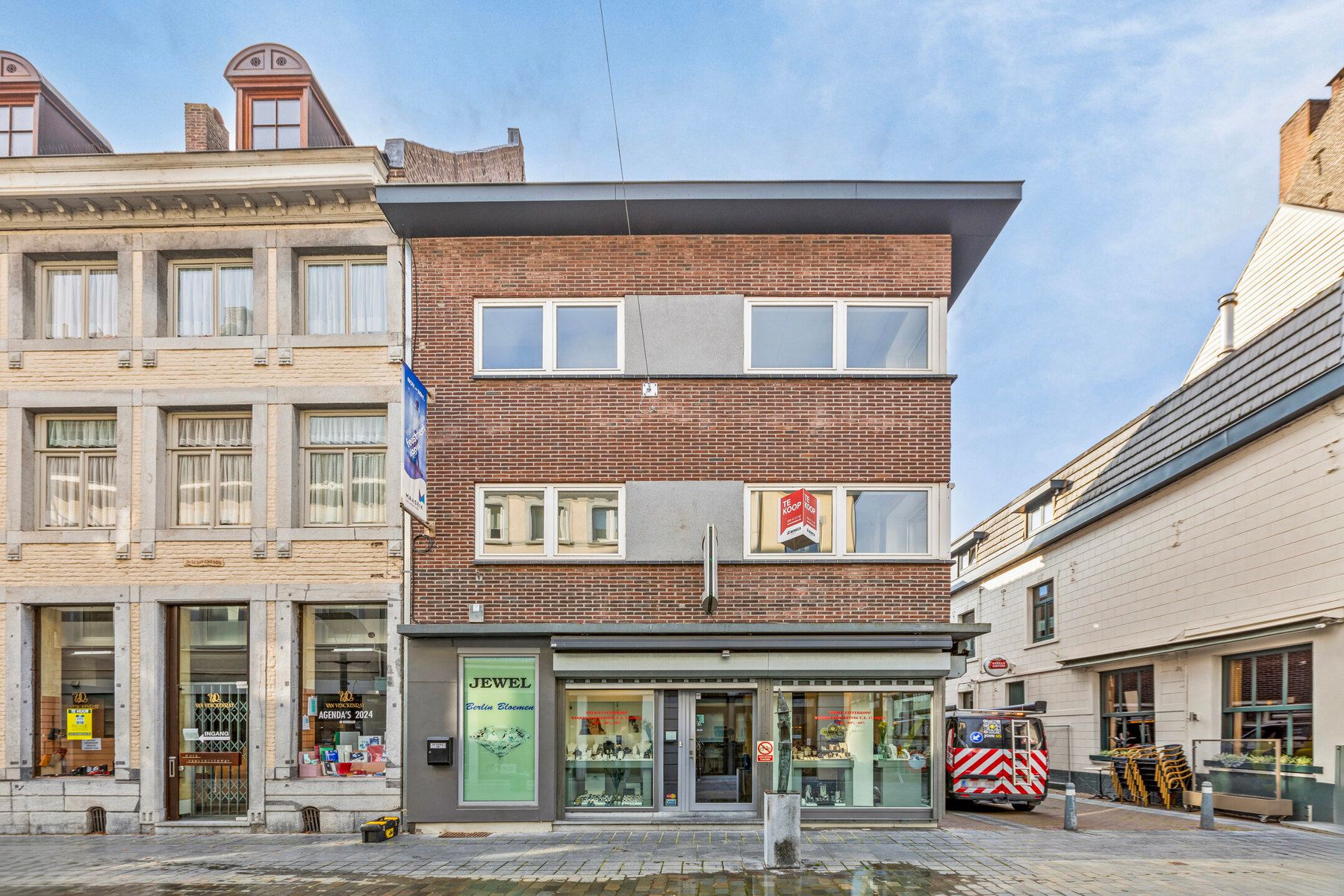 Handelszaak en ruime woning (4 slpk.) in hartje Maaseik.  foto 2