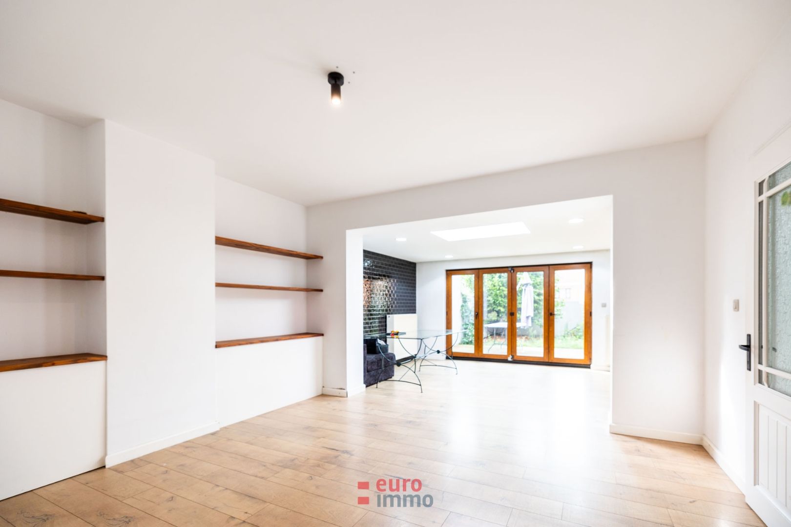TOPVASTGOED TE NIEUWPOORT-STAD: ZEER RUIME, COMPLEET GERENOVEERDE RIJWONING MET GARAGE EN TUIN ! foto 2