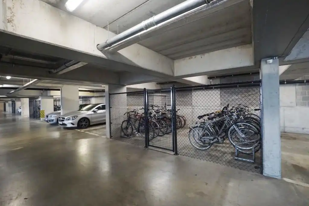 Eénslaapkamerappartement op een derde verdieping mét parkeerplaats en ruim terras (10m2) met zicht op natuur. foto 10