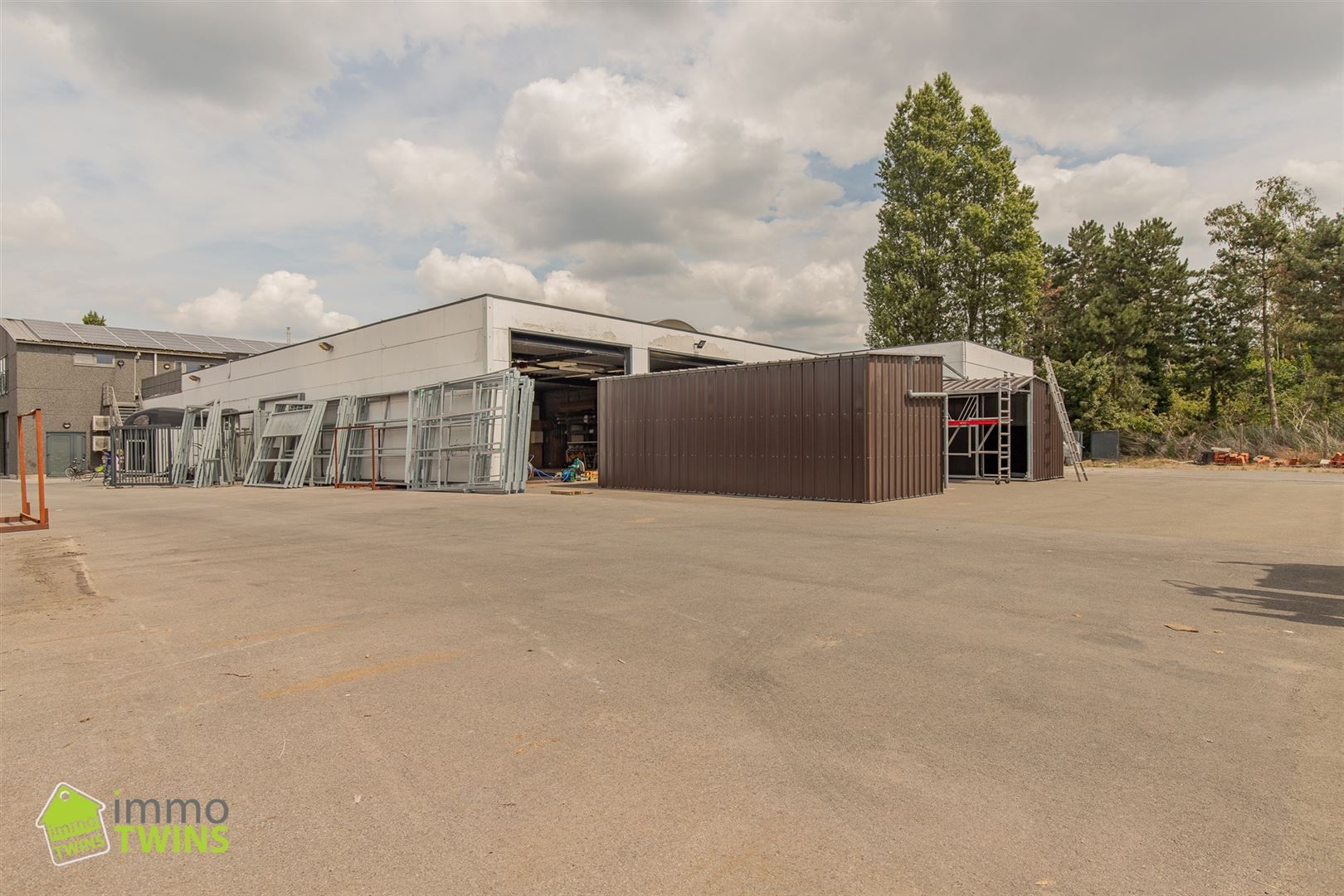 Magazijn + buitenruimte te huur op toplocatie in Lokeren foto {{pictureIndex}}
