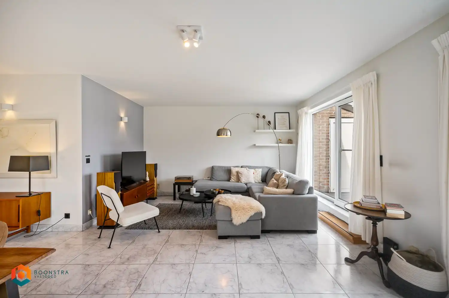 Ruim 3 slpkr app met terras, autostaanplaats en 2 garages foto 2