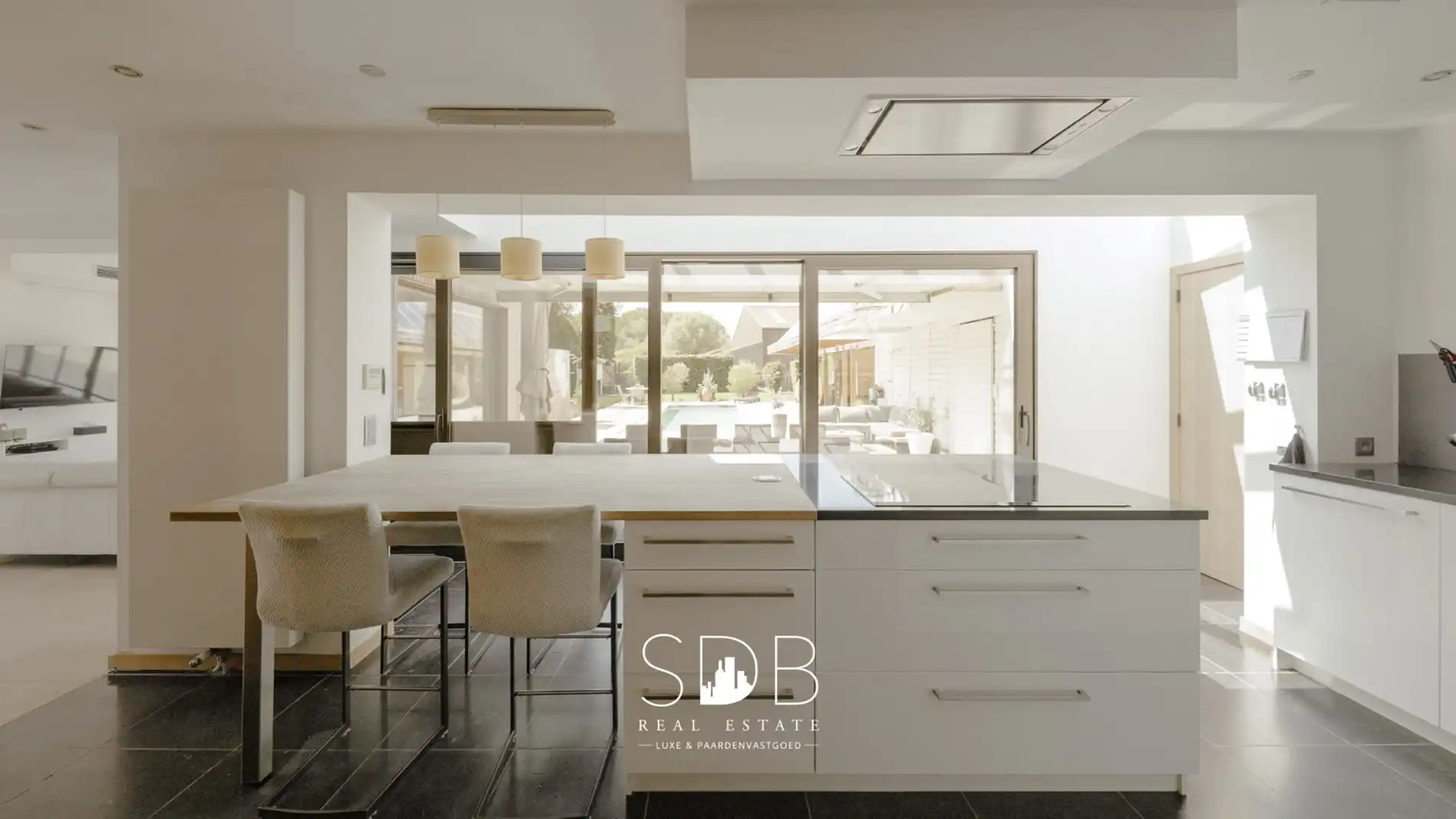 IN OPTIE : Prachtige hedendaagse villa met gezinstuin en zwembad op 1.387m² foto 8