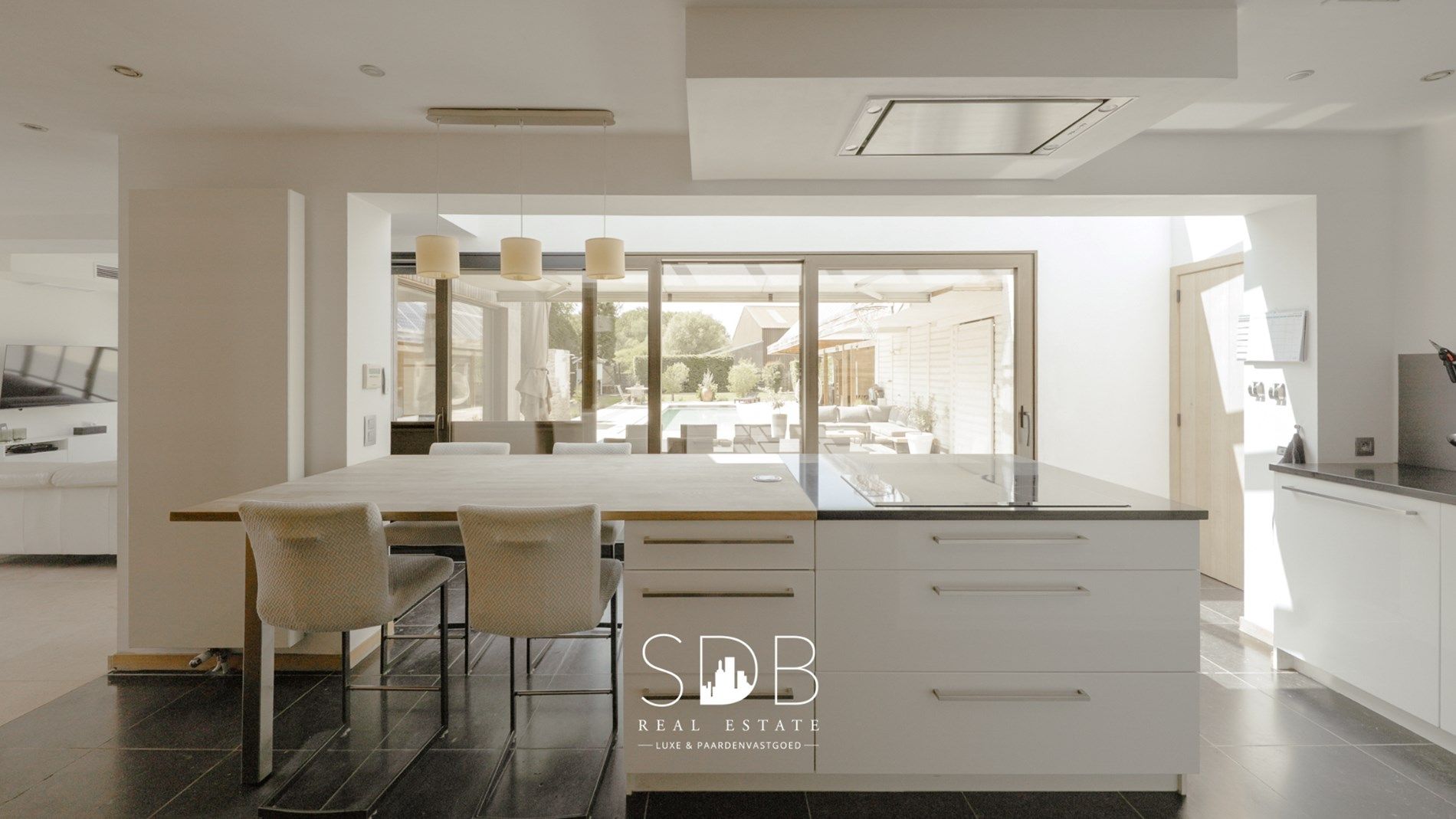 Prachtige hedendaagse villa met gezinstuin en zwembad op 1.387m² foto 8