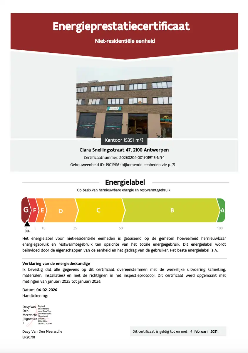 Ruim en veelzijdig bedrijfspand met parking en opslag foto 4