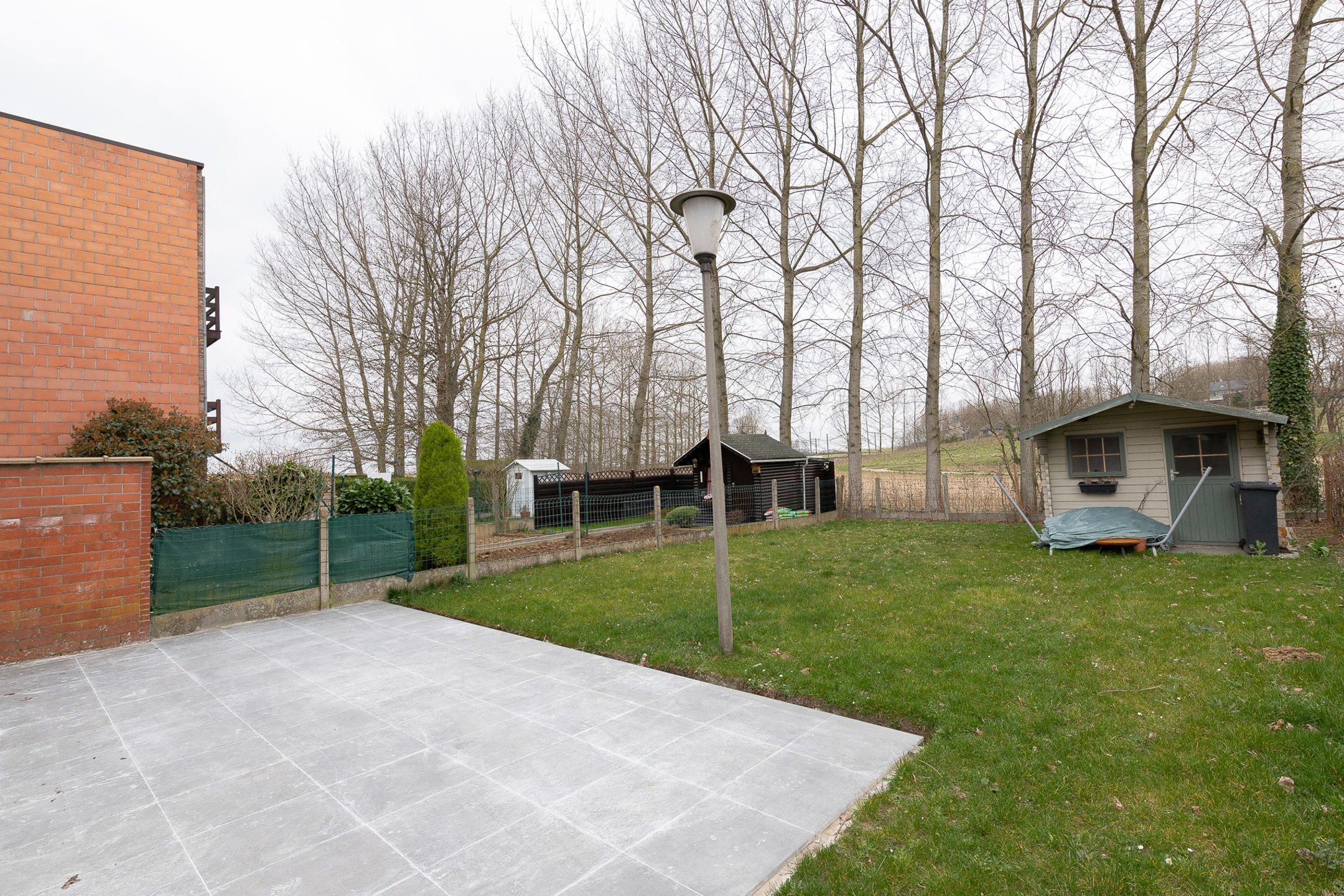 Gerenoveerde woning in een rustige straat foto 17